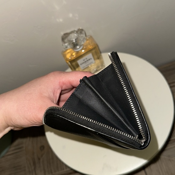 Sold Bottega Veneta Black Lambskin Leather Zip Around Wallet EUC - Picture 4 of 10